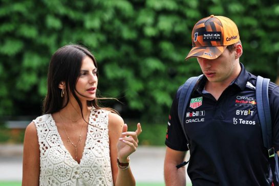 (L to R): Kelly Piquet (BRA) with her boyfriend Max Verstappen (NLD) Red Bull Racing.
01.10.2022. Formula 1 World Championship, Rd 17, Singapore Grand Prix, Marina Bay Street Circuit, Singapore, Qualifying Day.
- www.xpbimages.com, EMail: requests@xpbimages.com © Copyright: Bearne / XPB Images