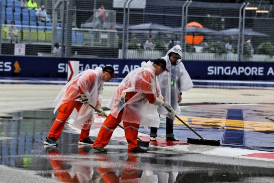Circuit atmosphere - marshals sweep the circuit of rain water.
01.10.2022. Formula 1 World Championship, Rd 17, Singapore Grand Prix, Marina Bay Street Circuit, Singapore, Qualifying Day.
- www.xpbimages.com, EMail: requests@xpbimages.com © Copyright: Moy / XPB Images