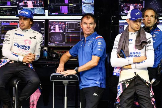 Fernando Alonso (ESP), Alpine F1 Team Alan Permane (GBR), Alpine F1 Team Trackside Operations Director Esteban Ocon (FRA), Alpine F1 Team 
01.10.2022. Formula 1 World Championship, Rd 17, Singapore Grand Prix, Marina Bay Street Circuit, Singapore, Qualifying Day.
- www.xpbimages.com, EMail: requests@xpbimages.com © Copyright: Charniaux / XPB Images