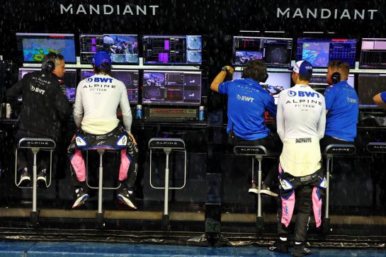 Fernando Alonso (ESP) Alpine F1 Team and Esteban Ocon (FRA) Alpine F1 Team on the pit gantry.
01.10.2022. Formula 1 World Championship, Rd 17, Singapore Grand Prix, Marina Bay Street Circuit, Singapore, Qualifying Day.
- www.xpbimages.com, EMail: requests@xpbimages.com © Copyright: Coates / XPB Images
