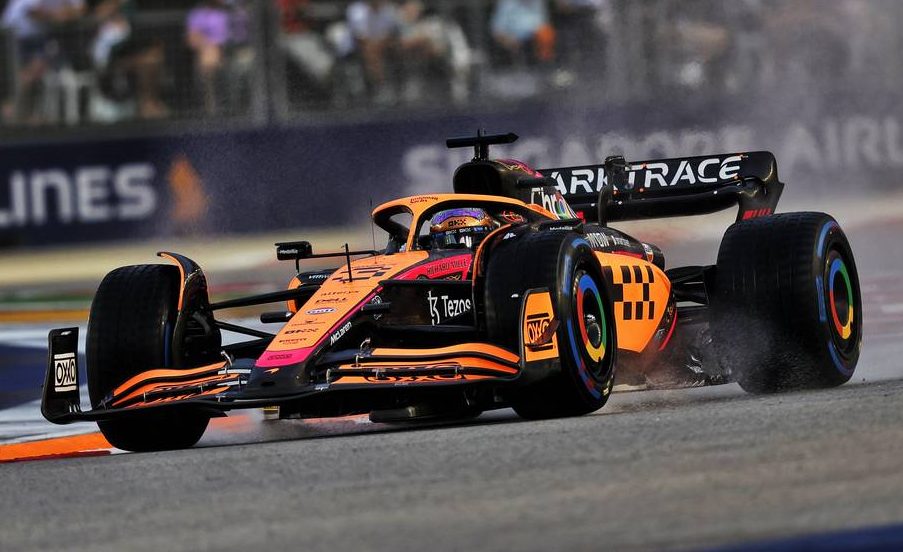 Daniel Ricciardo (AUS) McLaren MCL36. 01.10.2022. Formula 1 World Championship, Rd 17, Singapore Grand Prix, Marina Bay Street Circuit, Singapore, Qualifying