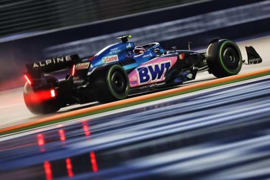 Esteban Ocon (FRA) Alpine F1 Team A522.
01.10.2022. Formula 1 World Championship, Rd 17, Singapore Grand Prix, Marina Bay Street Circuit, Singapore, Qualifying Day.
- www.xpbimages.com, EMail: requests@xpbimages.com © Copyright: Moy / XPB Images