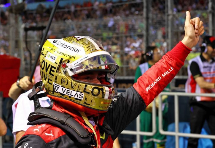 Charles Leclerc (MON) Ferrari celebrates his pole position in qualifying parc ferme. 01.10.2022. Formula 1 World Championship, Rd 17, Singapore Grand Prix, Marina Bay Street Circuit, Singapore, Qualifying
