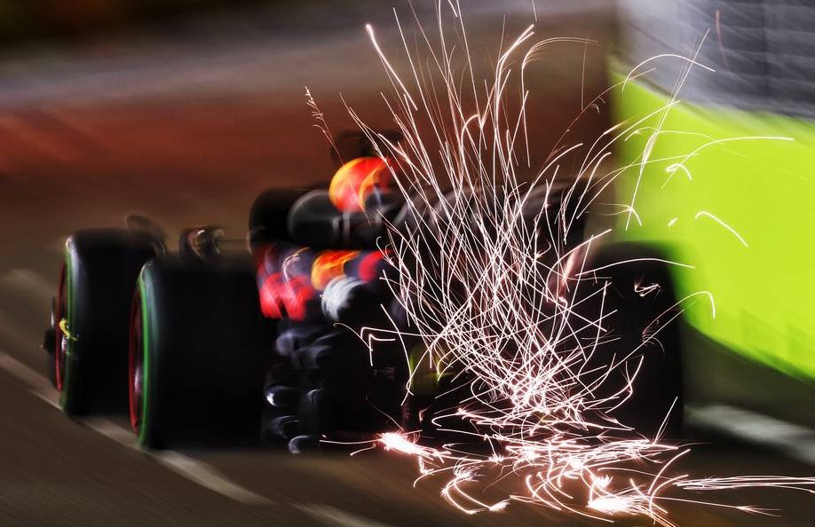 Max Verstappen (NLD) Red Bull Racing RB18 sends sparks flying. 01.10.2022. Formula 1 World Championship, Rd 17, Singapore Grand Prix, Marina Bay Street Circuit, Singapore, Qualifying