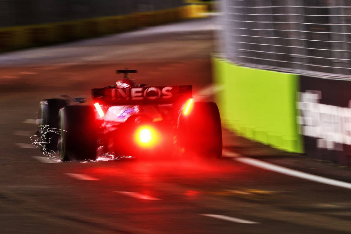 George Russell (GBR) Mercedes AMG F1 W13 sends sparks flying. 01.10.2022. Formula 1 World Championship, Rd 17, Singapore Grand Prix, Marina Bay Street Circuit, Singapore, Qualifying