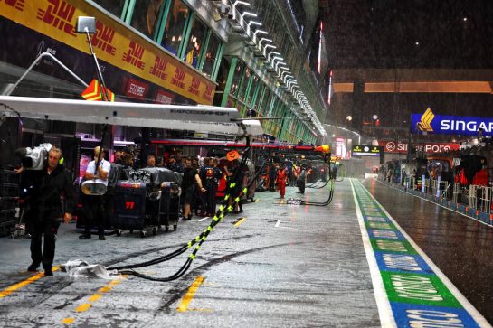 Circuit atmosphere - heavy rain delays the start of the race.
02.10.2022. Formula 1 World Championship, Rd 17, Singapore Grand Prix, Marina Bay Street Circuit, Singapore, Race Day.
 - www.xpbimages.com, EMail: requests@xpbimages.com © Copyright: Coates / XPB Images