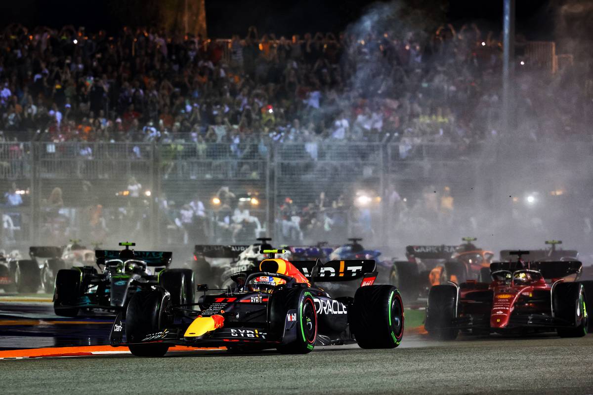 Sergio Perez (MEX) Red Bull Racing RB18 leads at the start of the race. 02.10.2022. Formula 1 World Championship, Rd 17, Singapore Grand Prix, Marina Bay Street Circuit, Singapore, Race