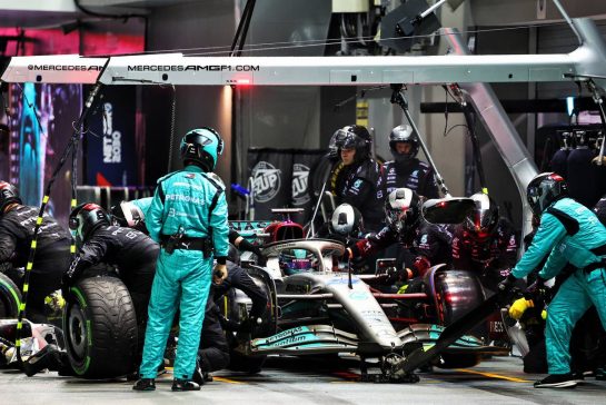 George Russell (GBR) Mercedes AMG F1 W13 makes a pit stop.
02.10.2022. Formula 1 World Championship, Rd 17, Singapore Grand Prix, Marina Bay Street Circuit, Singapore, Race Day.
- www.xpbimages.com, EMail: requests@xpbimages.com © Copyright: Batchelor / XPB Images