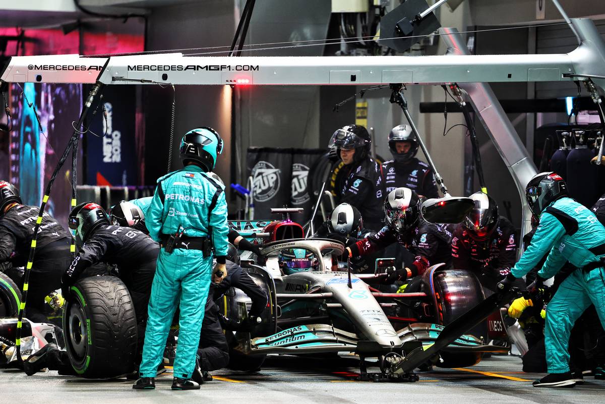George Russell (GBR) Mercedes AMG F1 W13 makes a pit stop. 02.10.2022. Formula 1 World Championship, Rd 17, Singapore Grand Prix, Marina Bay Street Circuit, Singapore, Race