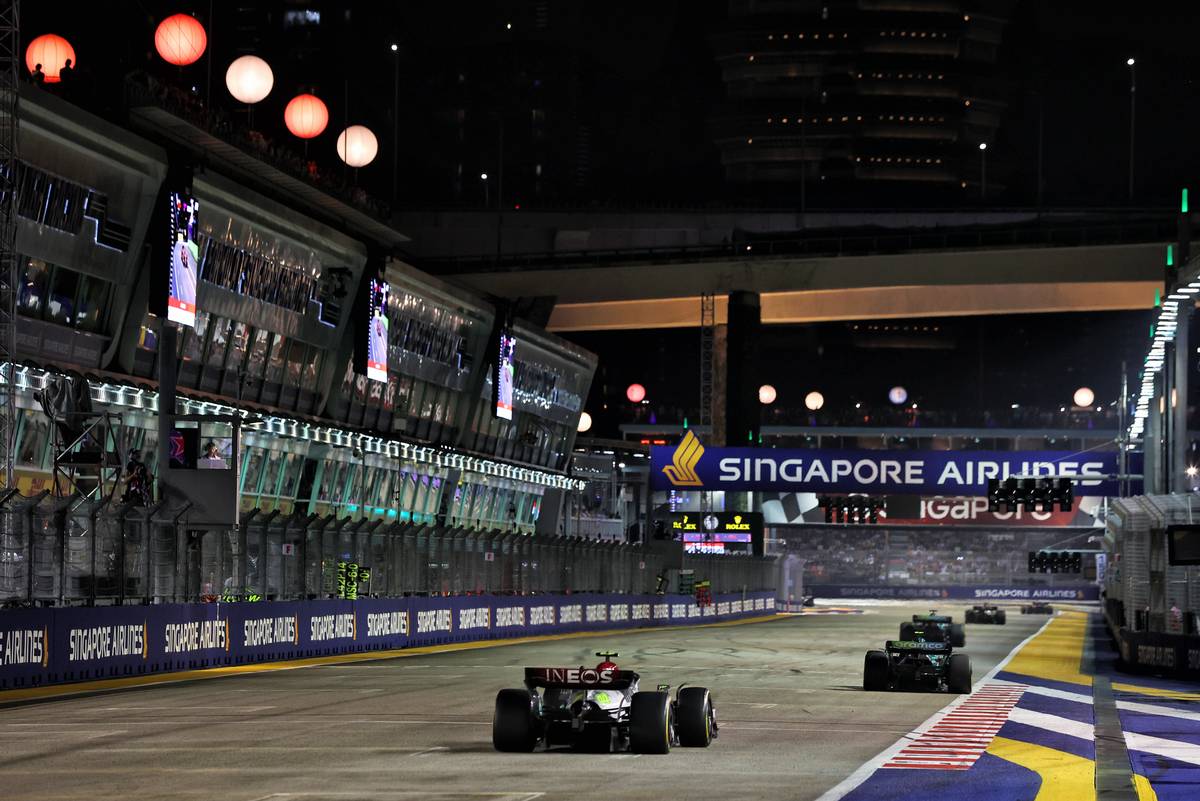 Lewis Hamilton (GBR) Mercedes AMG F1 W13. 02.10.2022. Formula 1 World Championship, Rd 17, Singapore Grand Prix, Marina Bay Street Circuit, Singapore, Race