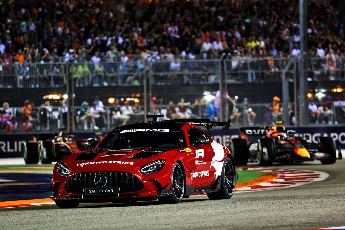 Sergio Perez (MEX) Red Bull Racing RB18 leads behind the Mercedes AMG FIA Safety Car. 02.10.2022. Formula 1 World Championship, Rd 17, Singapore Grand Prix, Marina Bay Street Circuit, Singapore, Race