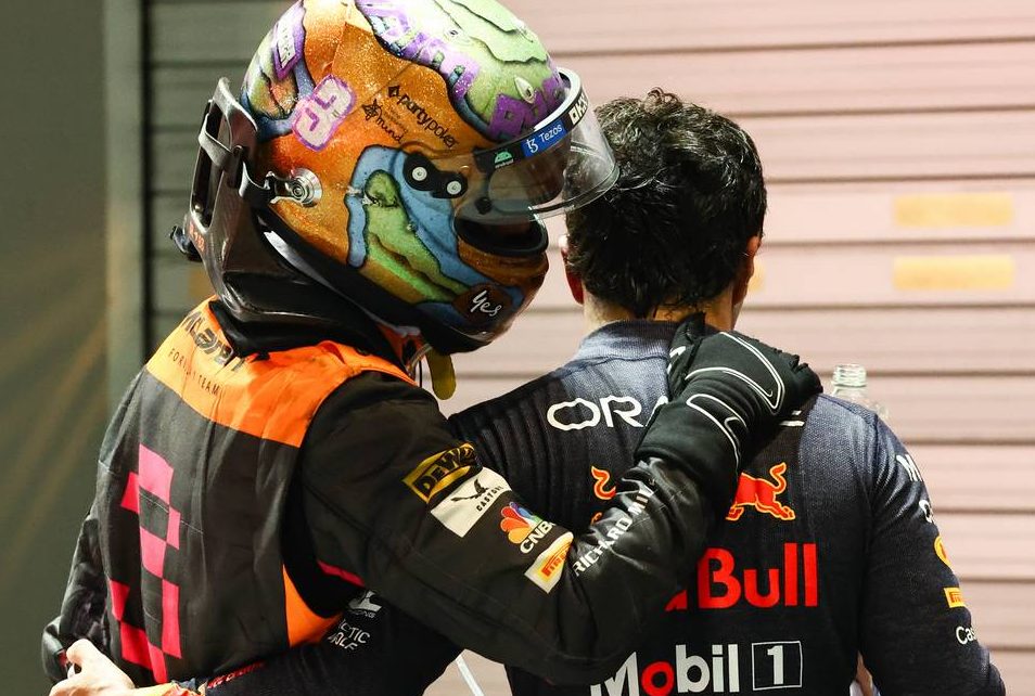 Sergio Perez (MEX), Red Bull Racing and Daniel Ricciardo (AUS), McLaren F1 Team 02.10.2022. Formula 1 World Championship, Rd 17, Singapore Grand Prix, Marina Bay Street Circuit, Singapore, Race