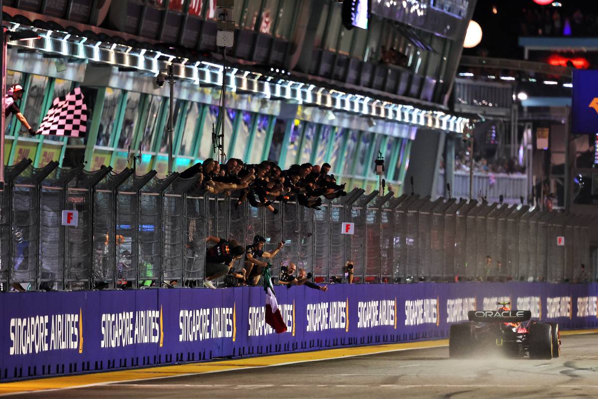 Race winner Sergio Perez (MEX) Red Bull Racing RB18 takes the chequered flag at the end of the race. 02.10.2022. Formula 1 World Championship, Rd 17, Singapore Grand Prix, Marina Bay Street Circuit, Singapore, Race