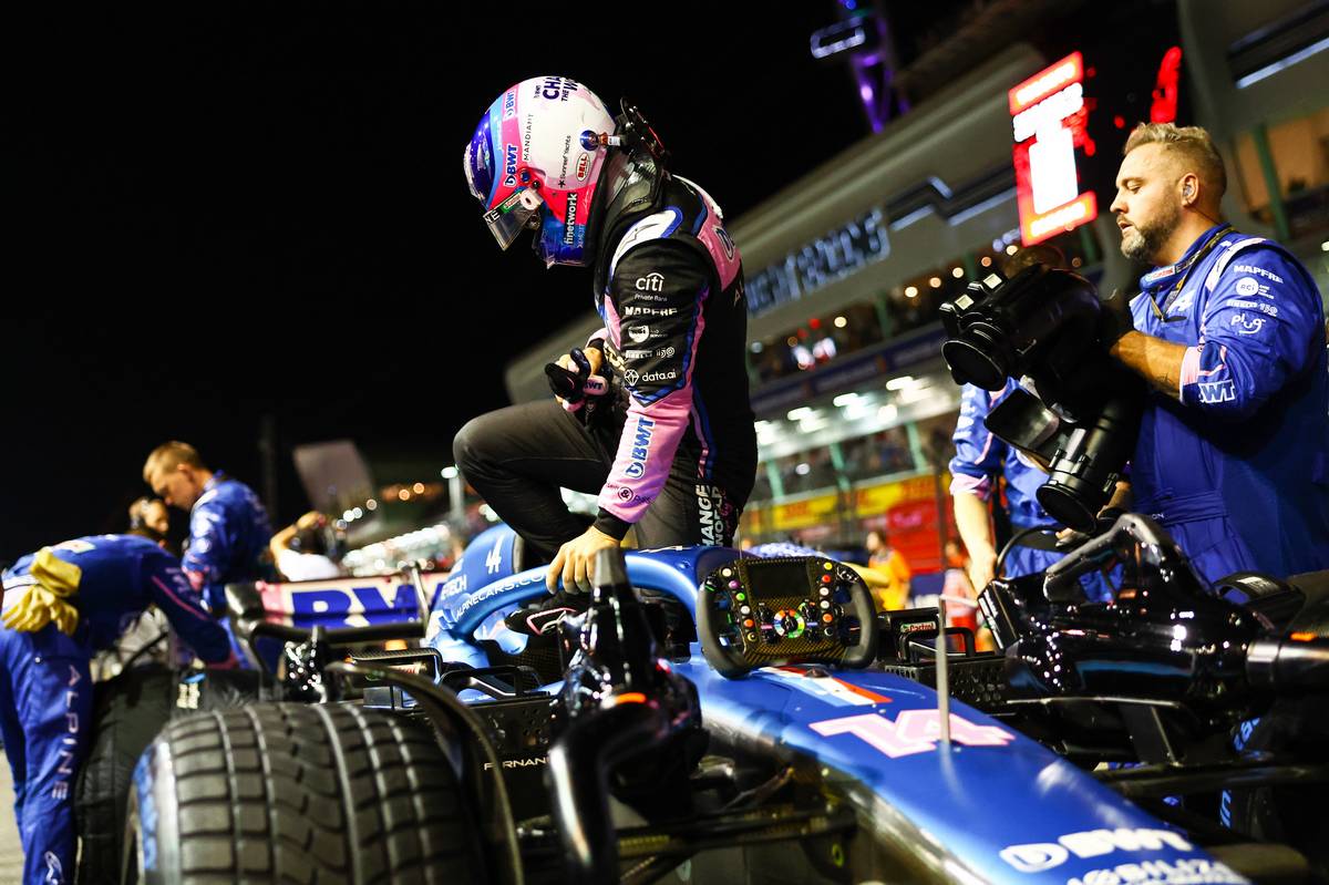 Fernando Alonso (ESP), Alpine F1 Team 02.10.2022. Formula 1 World Championship, Rd 17, Singapore Grand Prix, Marina Bay Street Circuit, Singapore, Race