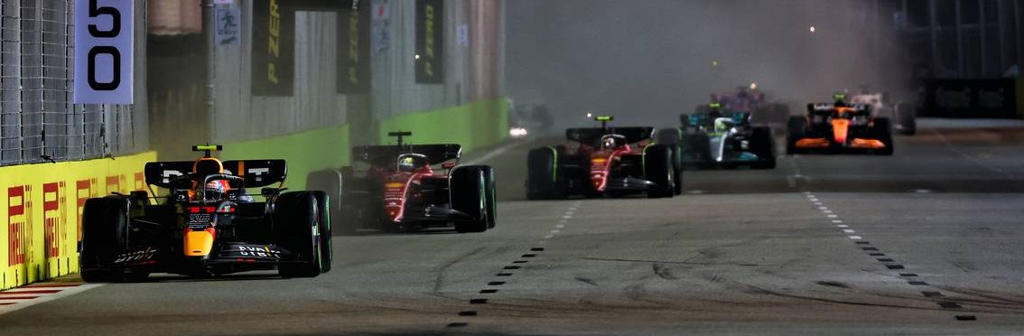 Sergio Perez (MEX) Red Bull Racing RB18 leads at the start of the race. 02.10.2022. Formula 1 World Championship, Rd 17, Singapore Grand Prix, Marina Bay Street Circuit, Singapore, Race