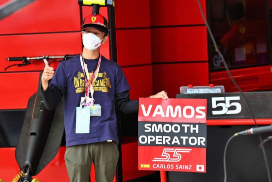 Carlos Sainz Jr (ESP) Ferrari fan.
06.10.2022. Formula 1 World Championship, Rd 18, Japanese Grand Prix, Suzuka, Japan, Preparation Day.
- www.xpbimages.com, EMail: requests@xpbimages.com © Copyright: Batchelor / XPB Images