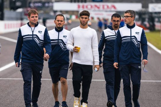 Pierre Gasly (FRA) AlphaTauri walks the circuit with the team.
06.10.2022. Formula 1 World Championship, Rd 18, Japanese Grand Prix, Suzuka, Japan, Preparation Day.
- www.xpbimages.com, EMail: requests@xpbimages.com © Copyright: Bearne / XPB Images