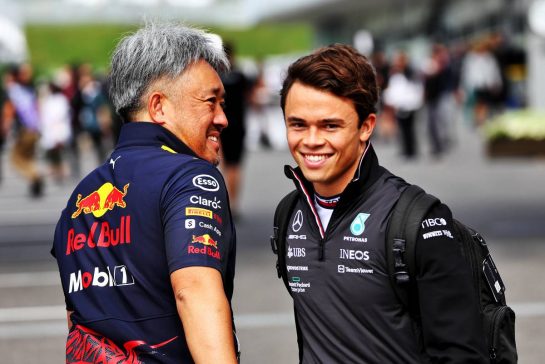 (L to R): Masashi Yamamoto (JPN) Red Bull Racing Consultant with Nyck de Vries (NLD) Mercedes AMG F1 Test and Reserve Driver.
08.10.2022. Formula 1 World Championship, Rd 18, Japanese Grand Prix, Suzuka, Japan, Qualifying Day.
- www.xpbimages.com, EMail: requests@xpbimages.com © Copyright: Batchelor / XPB Images