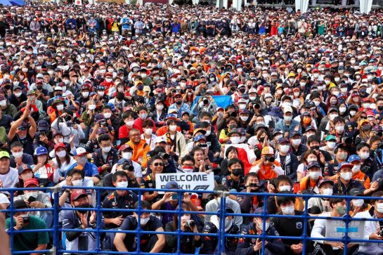 Circuit atmosphere - fans.
08.10.2022. Formula 1 World Championship, Rd 18, Japanese Grand Prix, Suzuka, Japan, Qualifying Day.
- www.xpbimages.com, EMail: requests@xpbimages.com © Copyright: Coates / XPB Images