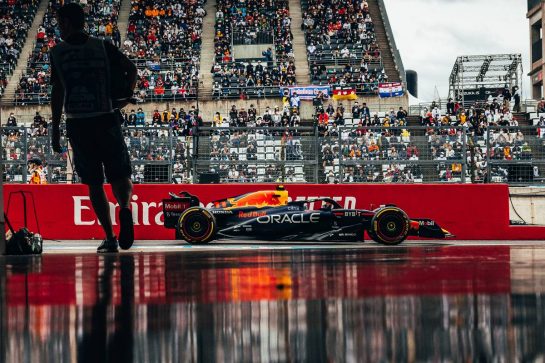 Sergio Perez (MEX) Red Bull Racing RB18.
08.10.2022. Formula 1 World Championship, Rd 18, Japanese Grand Prix, Suzuka, Japan, Qualifying Day.
- www.xpbimages.com, EMail: requests@xpbimages.com © Copyright: Bearne / XPB Images