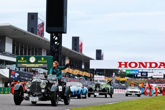 Sebastian Vettel (GER) Aston Martin F1 Team on the drivers parade.
09.10.2022. Formula 1 World Championship, Rd 18, Japanese Grand Prix, Suzuka, Japan, Race Day.
- www.xpbimages.com, EMail: requests@xpbimages.com © Copyright: Coates / XPB Images