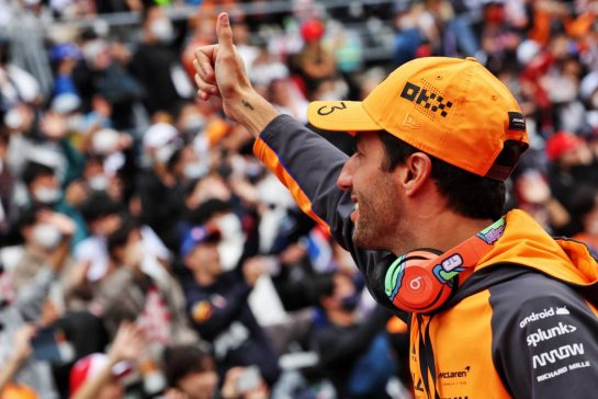 Daniel Ricciardo (AUS) McLaren on the drivers parade.
09.10.2022. Formula 1 World Championship, Rd 18, Japanese Grand Prix, Suzuka, Japan, Race Day.
- www.xpbimages.com, EMail: requests@xpbimages.com © Copyright: Bearne / XPB Images