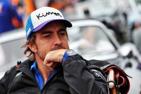 Fernando Alonso (ESP) Alpine F1 Team on the drivers parade.
09.10.2022. Formula 1 World Championship, Rd 18, Japanese Grand Prix, Suzuka, Japan, Race Day.
- www.xpbimages.com, EMail: requests@xpbimages.com © Copyright: Bearne / XPB Images