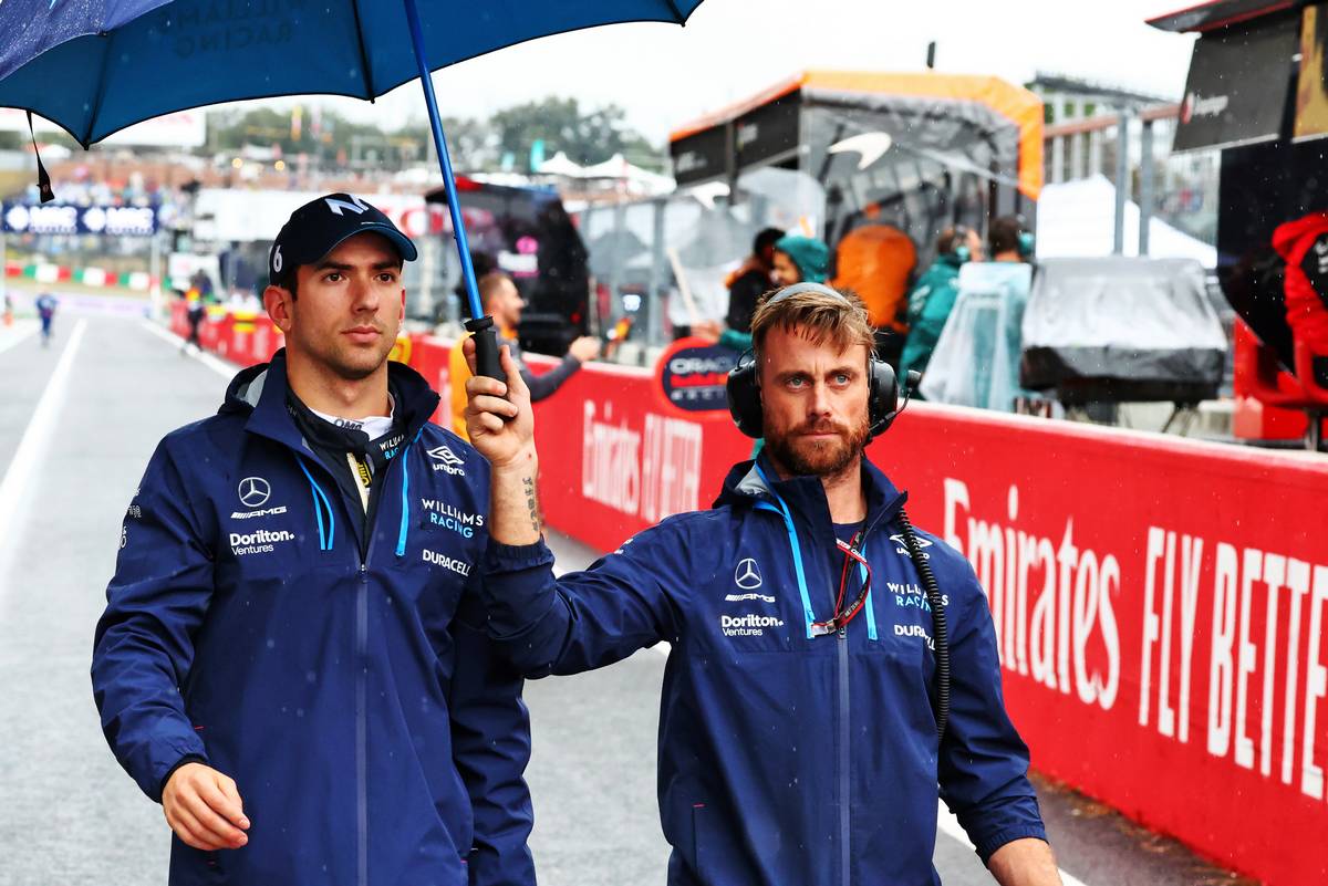 Nicholas Latifi (CDN) Williams Racing on the grid. 09.10.2022. Formula 1 World Championship, Rd 18, Japanese Grand Prix, Suzuka, Japan, Race