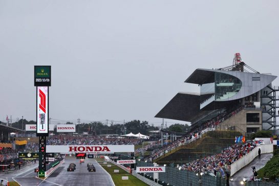 Max Verstappen (NLD) Red Bull Racing RB18 and Charles Leclerc (MON) Ferrari F1-75 at the start of the race.
09.10.2022. Formula 1 World Championship, Rd 18, Japanese Grand Prix, Suzuka, Japan, Race Day.
- www.xpbimages.com, EMail: requests@xpbimages.com © Copyright: Batchelor / XPB Images
