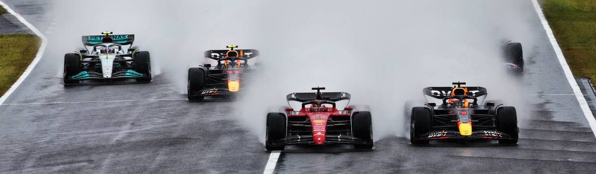 Max Verstappen (NLD) Red Bull Racing RB18 and Charles Leclerc (MON) Ferrari F1-75 battle for the lead at the start of the race. 09.10.2022. Formula 1 World Championship, Rd 18, Japanese Grand Prix, Suzuka, Japan, Race