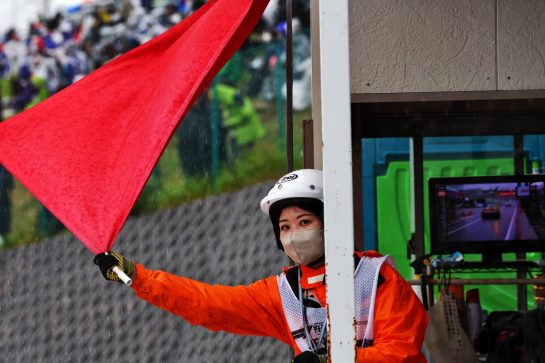 Circuit atmosphere - a marshal waves a red flag.
09.10.2022. Formula 1 World Championship, Rd 18, Japanese Grand Prix, Suzuka, Japan, Race Day.
- www.xpbimages.com, EMail: requests@xpbimages.com © Copyright: Coates / XPB Images