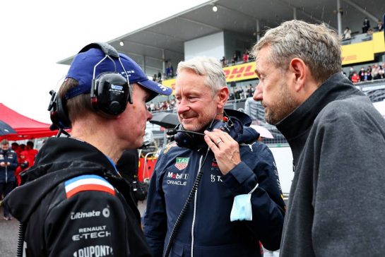 (L to R): Alan Permane (GBR) Alpine F1 Team Trackside Operations Director with Jonathan Wheatley (GBR) Red Bull Racing Team Manager and Steve Nielsen (GBR) FOM Sporting Director on the grid.
09.10.2022. Formula 1 World Championship, Rd 18, Japanese Grand Prix, Suzuka, Japan, Race Day.
- www.xpbimages.com, EMail: requests@xpbimages.com © Copyright: Batchelor / XPB Images