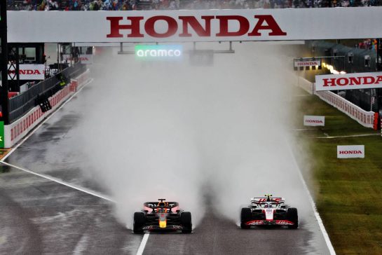 Max Verstappen (NLD) Red Bull Racing RB18 psses Mick Schumacher (GER) Haas VF-22.
09.10.2022. Formula 1 World Championship, Rd 18, Japanese Grand Prix, Suzuka, Japan, Race Day.
- www.xpbimages.com, EMail: requests@xpbimages.com © Copyright: Batchelor / XPB Images