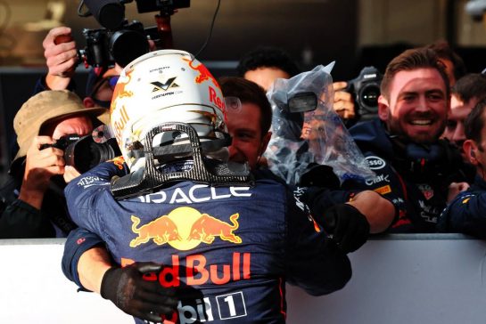 Race winner Max Verstappen (NLD) Red Bull Racing celebrates with the team in parc ferme.
09.10.2022. Formula 1 World Championship, Rd 18, Japanese Grand Prix, Suzuka, Japan, Race Day.
- www.xpbimages.com, EMail: requests@xpbimages.com © Copyright: Coates / XPB Images