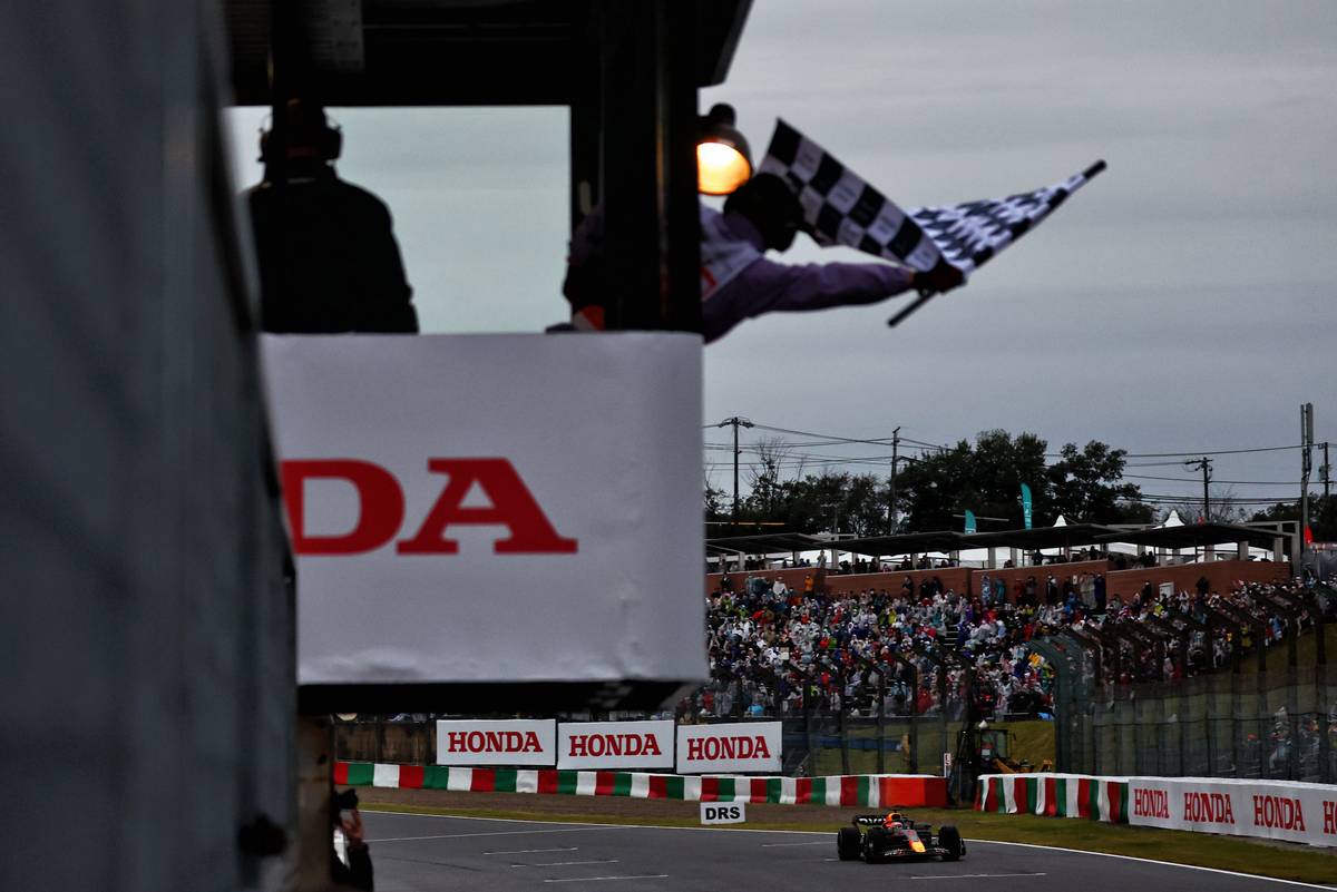Race winner Max Verstappen (NLD) Red Bull Racing RB18 takes the chequered flag at the end of the race. 09.10.2022. Formula 1 World Championship, Rd 18, Japanese Grand Prix, Suzuka, Japan, Race