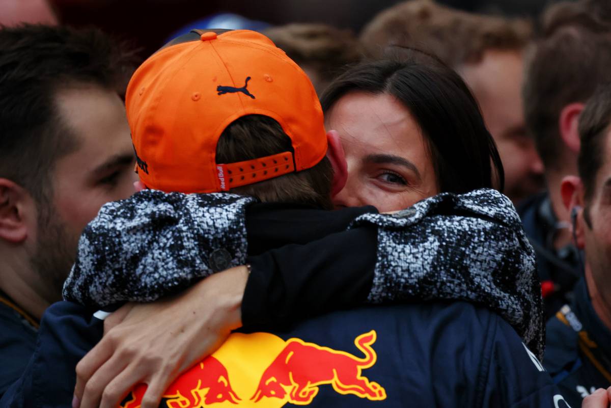 Race winner Max Verstappen (NLD) Red Bull Racing celebrates with girlfriend Kelly Piquet (BRA) in parc ferme. 09.10.2022. Formula 1 World Championship, Rd 18, Japanese Grand Prix, Suzuka, Japan, Race