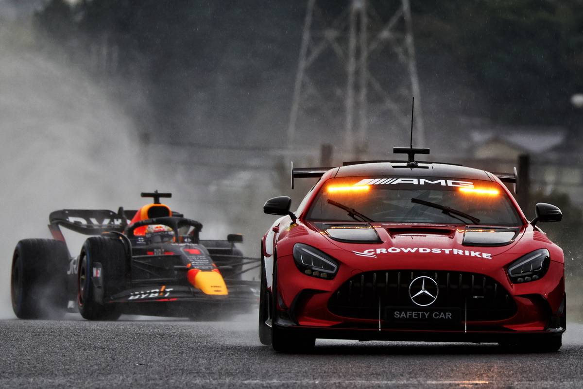 Max Verstappen (NLD) Red Bull Racing RB18 leads behind the Mercedes AMG FIA Safety Car. 09.10.2022. Formula 1 World Championship, Rd 18, Japanese Grand Prix, Suzuka, Japan, Race