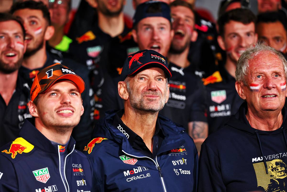 (L to R): Race winner Max Verstappen (NLD) Red Bull Racing celebrates winning the World Championship with Adrian Newey (GBR) Red Bull Racing Chief Technical Officer; Dr Helmut Marko (AUT) Red Bull Motorsport Consultant and the team. 09.10.2022. Formula 1 World Championship, Rd 18, Japanese Grand Prix, Suzuka, Japan, Race