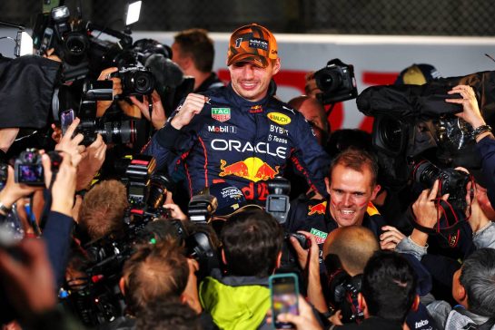 Race winner Max Verstappen (NLD) Red Bull Racing celebrates winning the World Championship with the team.
09.10.2022. Formula 1 World Championship, Rd 18, Japanese Grand Prix, Suzuka, Japan, Race Day.
- www.xpbimages.com, EMail: requests@xpbimages.com © Copyright: Batchelor / XPB Images