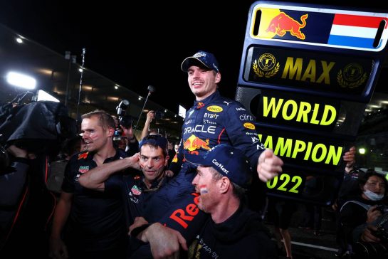 Race winner Max Verstappen (NLD) Red Bull Racing celebrates winning the World Championship with the team.
09.10.2022. Formula 1 World Championship, Rd 18, Japanese Grand Prix, Suzuka, Japan, Race Day.
- www.xpbimages.com, EMail: requests@xpbimages.com © Copyright: Coates / XPB Images