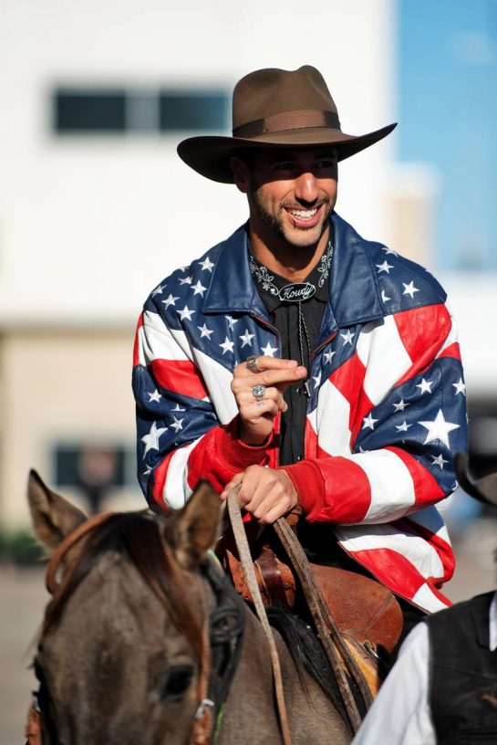 Daniel Ricciardo (AUS) McLaren with Horsey McHorse (USA) Horse.
20.10.2022. Formula 1 World Championship, Rd 19, United States Grand Prix, Austin, Texas, USA, Preparation Day.
- www.xpbimages.com, EMail: requests@xpbimages.com © Copyright: Price / XPB Images