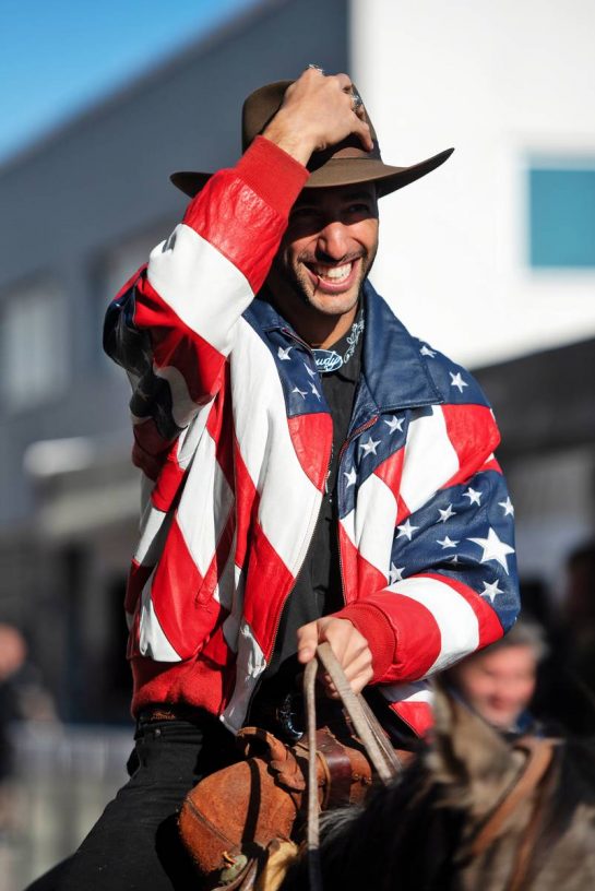 Daniel Ricciardo (AUS) McLaren with Horsey McHorse (USA) Horse.
20.10.2022. Formula 1 World Championship, Rd 19, United States Grand Prix, Austin, Texas, USA, Preparation Day.
- www.xpbimages.com, EMail: requests@xpbimages.com © Copyright: Price / XPB Images