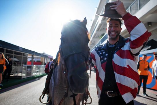 Daniel Ricciardo (AUS) McLaren with Horsey McHorse (USA) Horse.
20.10.2022. Formula 1 World Championship, Rd 19, United States Grand Prix, Austin, Texas, USA, Preparation Day.
- www.xpbimages.com, EMail: requests@xpbimages.com © Copyright: Price / XPB Images