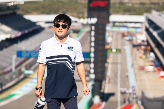 Yuki Tsunoda (JPN) AlphaTauri walks the circuit.
20.10.2022. Formula 1 World Championship, Rd 19, United States Grand Prix, Austin, Texas, USA, Preparation Day.
- www.xpbimages.com, EMail: requests@xpbimages.com © Copyright: Bearne / XPB Images