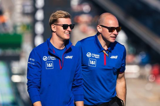 Mick Schumacher (GER) Haas F1 Team walks the circuit with the team.
20.10.2022. Formula 1 World Championship, Rd 19, United States Grand Prix, Austin, Texas, USA, Preparation Day.
- www.xpbimages.com, EMail: requests@xpbimages.com © Copyright: Bearne / XPB Images