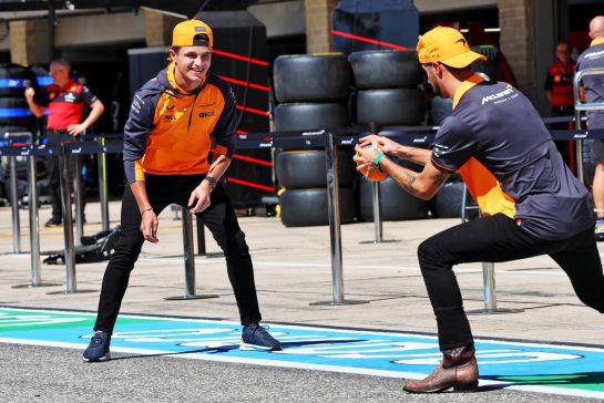 (L to R): Lando Norris (GBR) McLaren with Daniel Ricciardo (AUS) McLaren in the pits.
20.10.2022. Formula 1 World Championship, Rd 19, United States Grand Prix, Austin, Texas, USA, Preparation Day.
- www.xpbimages.com, EMail: requests@xpbimages.com © Copyright: Batchelor / XPB Images