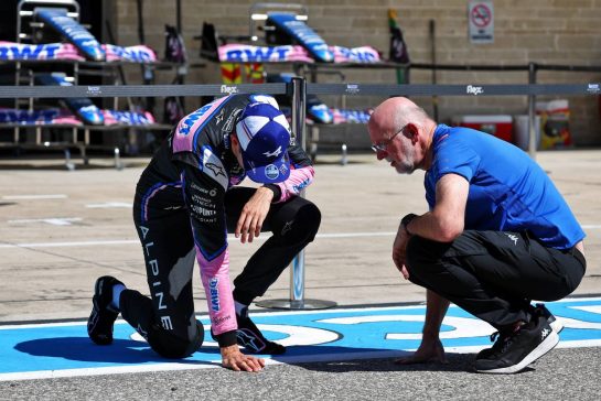 Esteban Ocon (FRA) Alpine F1 Team in the pits.
20.10.2022. Formula 1 World Championship, Rd 19, United States Grand Prix, Austin, Texas, USA, Preparation Day.
- www.xpbimages.com, EMail: requests@xpbimages.com © Copyright: Batchelor / XPB Images