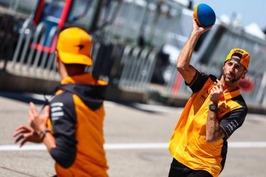 Daniel Ricciardo (AUS), McLaren F1 Team and Lando Norris (GBR), McLaren F1 Team
20.10.2022. Formula 1 World Championship, Rd 19, United States Grand Prix, Austin, Texas, USA, Preparation Day.
- www.xpbimages.com, EMail: requests@xpbimages.com © Copyright: Charniaux / XPB Images