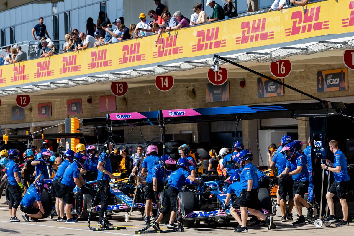 Fernando Alonso (ESP) Alpine F1 Team A522 and Esteban Ocon (FRA) Alpine F1 Team A522 in the pits. 22.10.2022. Formula 1 World Championship, Rd 19, United States Grand Prix, Austin, Texas, USA, Qualifying