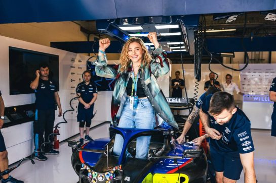 Chloe Grace Moretz (USA) Actress in the Williams Racing FW44.
22.10.2022. Formula 1 World Championship, Rd 19, United States Grand Prix, Austin, Texas, USA, Qualifying Day.
- www.xpbimages.com, EMail: requests@xpbimages.com © Copyright: Bearne / XPB Images